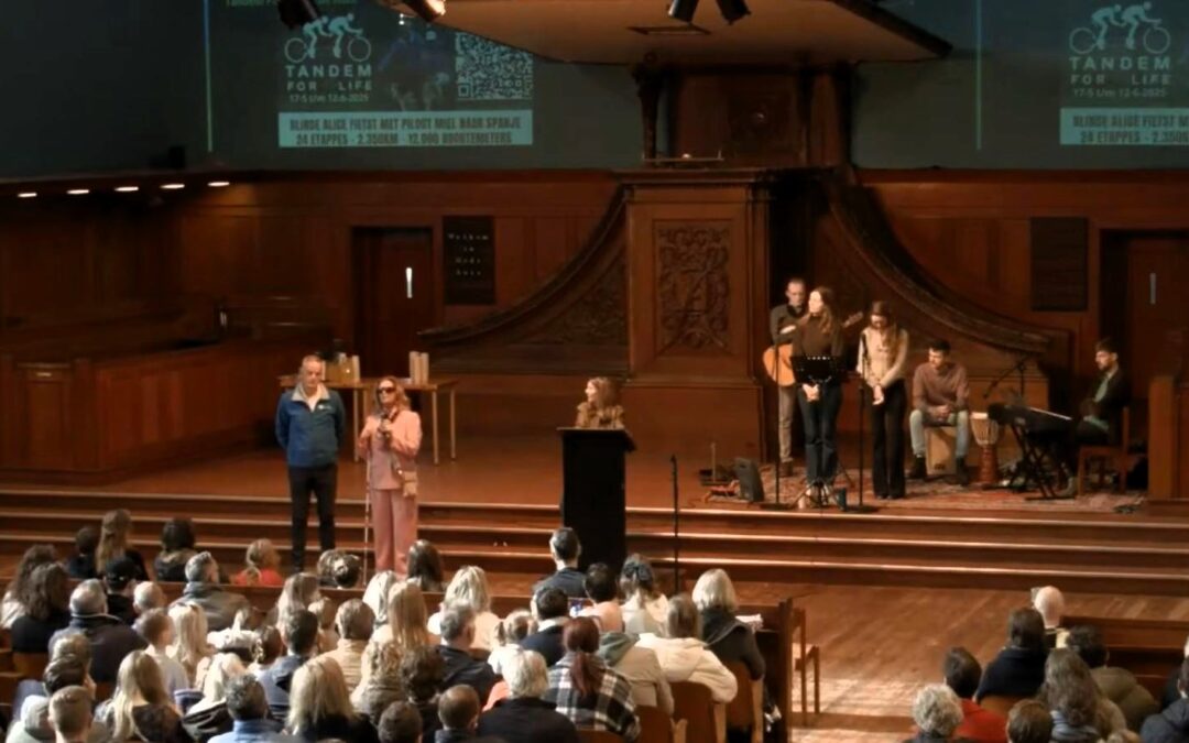 Alice spreekt in de kerk over haar geloof en de actie Tandem for Life